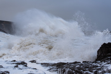 Obraz premium Storm Ciara reaches the Welsh coast Massive waves as storm Ciara hits the coast of Porthcawl in South Wales, United Kingdom