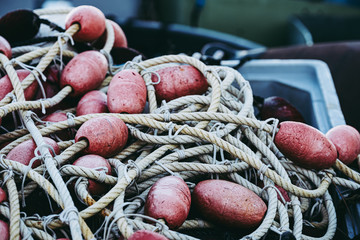 Filets de pêche posés sur le quai d'un port