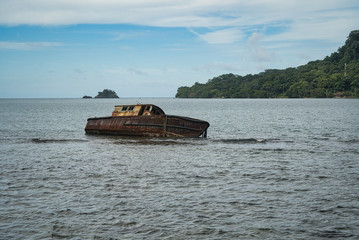 Verschiedene Facetten der einsamen Stände in Panama mit Palmen, Bootswreck, Gras, Palmenwedel  und  Sonnenschirm