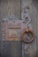 Porte en bois ancienne et ferronerie 
