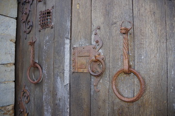 Porte en bois ancienne et ferronerie 