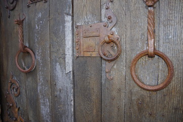 Porte en bois ancienne et ferronerie 