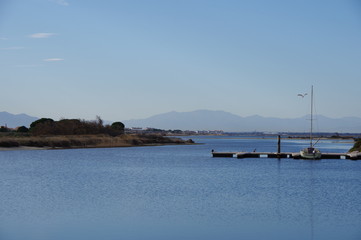 Fototapeta premium Marina construction de bord de mer littoral avec maison et bateau et montagne