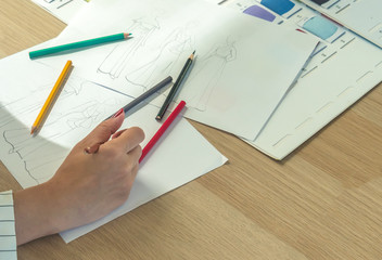 The designer is designing the dress By drawing the dress designed on white paper. And I'm going to use colored pencils to paint on to make the designs more realistic..