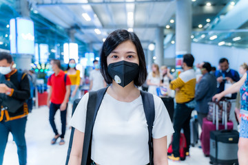 Fototapeta na wymiar asian girl is wearing mask at the airport