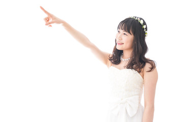 将来を指差すドレス姿の花嫁