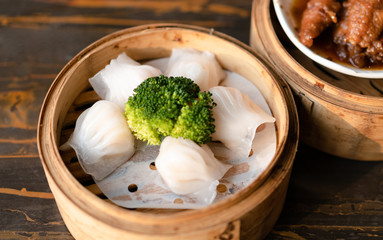 Fototapeta na wymiar tradition Chinese prawn dumplings (hagao) placed in a bamboo steamer
