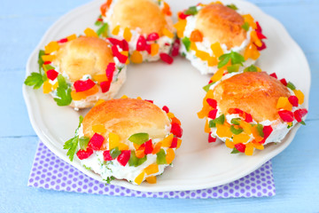 Frischkäsebrötchen mit Paprika- Stückchen