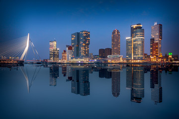 De stadshorizon van Rotterdam. Mooie spiegelreflectie van de bekendste gebouwen aan de Maas rond de schemering.