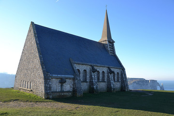 Chapelle Notre Dame de la Garde à Etretat et monument Nungesser et Coli, Normandie, France