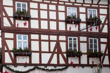 Fassade mit Weihnachtsschmuck, Limburg a. d. Lahn, Hessen, Deutschland, Europa