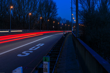 Busspuren in der blauen Stunde