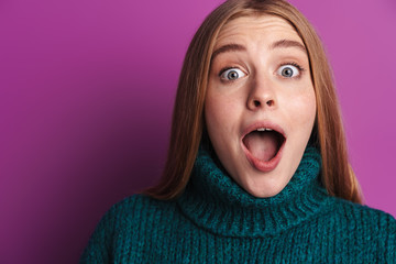 Photo of excited caucasian woman in green sweater expressing surprise