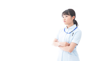 怒りを感じる若い看護師
