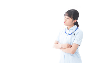 怒りを感じる若い看護師
