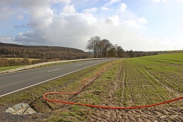 Glasfaserverlegung am Straßenrand in Nordhessen