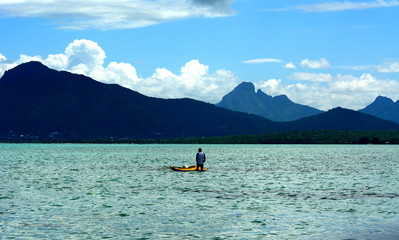Pecheur dans un lagon