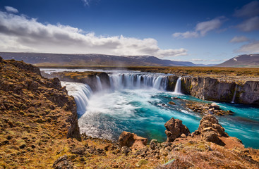 Obraz premium Panorama najsłynniejszego miejsca Złotego Pierścienia Islandii. Wodospad Godafoss w pobliżu Akureyri na islandzkich wyżynach w Europie. Popularna atrakcja turystyczna. Podróżowanie koncepcja tło. Pocztówka.