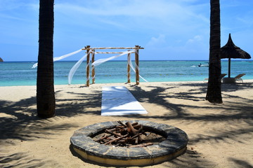 autel de mariage sur une plage et un lagon