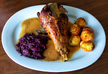 Putenkeule mit Rotkraut und Herzoginnenkartoffeln