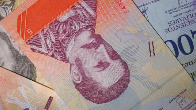 Rotating 5 Venezuelan Bolivar Banknote With Jos Flix Ribas 2018 On Turntable Top View.