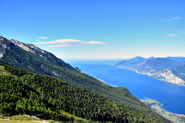 Fototapeta na wymiar Monte Baldo, cliffs and mountains covered with greenery and trees