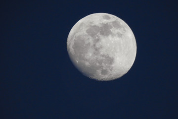  Luna piena su sfondo cielo blu