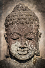 Fototapeta na wymiar Weibliche Tempelfigur auf Bali, Indonesien