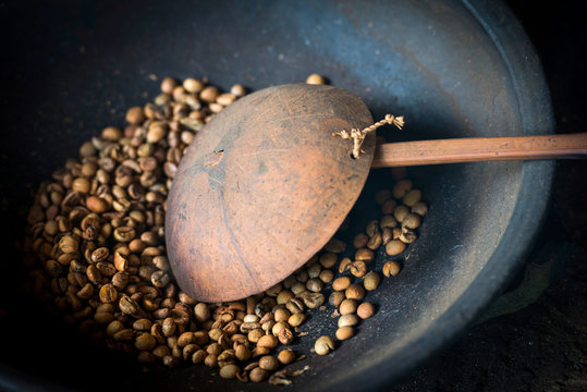 Frisch ger&ouml;steter Kaffee auf Bali, Indonesien