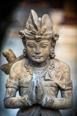 Betende Hindu-Figur in einem Tempel auf Bali, Indonesien