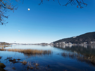 Tegernseer Tal Montgolfiade. Herrliche Aussicht von der Seepromenade im Bad Wiessee. Wenn Heißluftballons bunte Farben in die Höhe über dem tegernsee Himmelblau