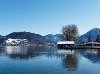 Bad Wiessee in Oberbayern | Ruhiges Wasser des Tegernsees an einem schönen Wintertag