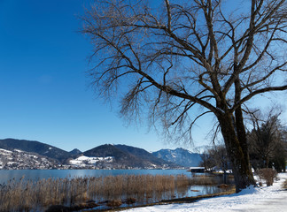 Bad Wiessee und ruhiges Wasser des Tegernsees in Oberbayern an einem schönen Wintertag