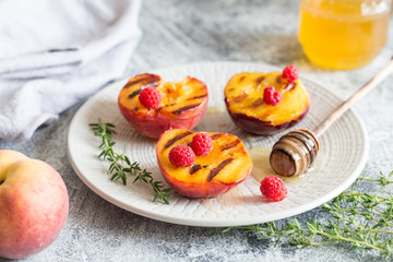 Summer dessert: Cooking Ripe grilled peaches with honey