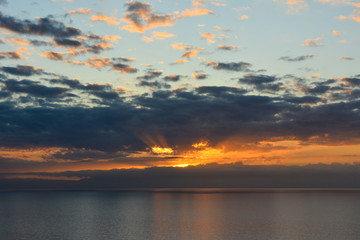 Tramonto visto dall'isola d'Elba sulla Corsica. Punta Nera. Toscana, Italia