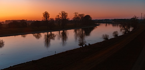 Obraz premium Beautiful sunset with reflections at the river danube near Winzer, Bavaria, Germany