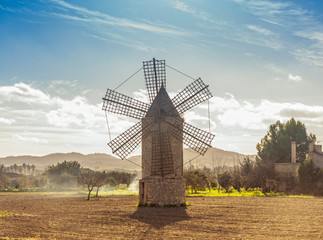 Molino típico mallorquín ubicado en el interior de la isla de Mallorca, un día soleado. España © Nemesio