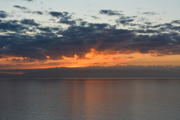 Tramonto visto dall'isola d'Elba sulla Corsica. Punta Nera. Toscana, Italia