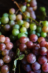Fototapeta premium Ripe green and red grapes close-up
