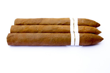 gros cigares sur un fond blanc