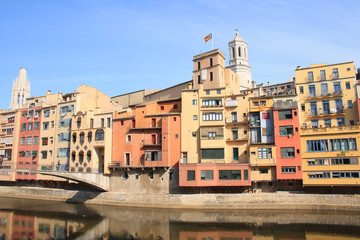 Fototapeta na wymiar The amazing colorful houses along the river Onyar in the gorgeous city of Girona, Catalonia, Spain.