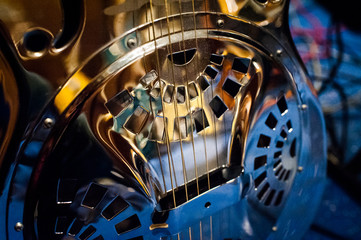 Closeup einer Dobro Gitarre im Musikstudio