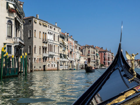 Primer plano de una g&oacute;ndola con el canal y los palacios al fondo en Venecia