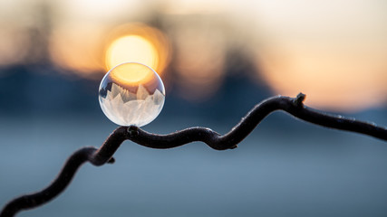 Filigrane Seifenblasen gefroren