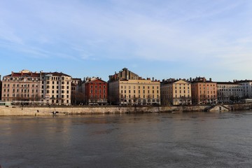 Fototapeta na wymiar Le quai Saint Antoine au bord de la rivière Saône dans la ville de Lyon - Ville de Lyon - Département du Rhône - France