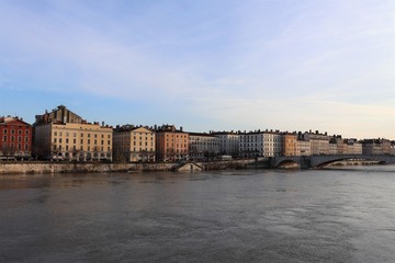 Fototapeta premium Le quai Saint Antoine au bord de la rivière Saône dans la ville de Lyon - Ville de Lyon - Département du Rhône - France