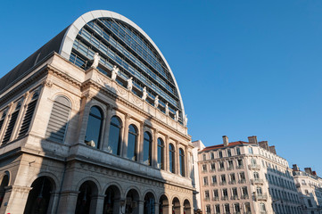 France. Lyon. Façade de l'opéra réalisé par l'architecte Jean Nouvel. Facade of the opera house designed by architect Jean Nouvel.
