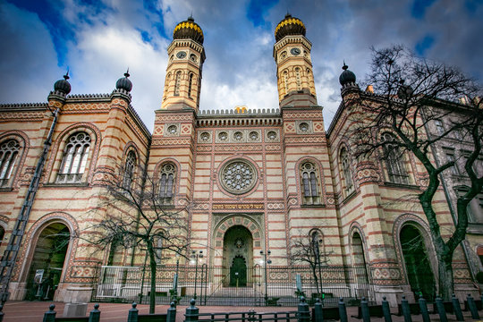 The Doh&aacute;ny Street Synagogue, also known as the Great Synagogue or Tabakgasse Synagogue, is a historical building in Erzs&eacute;betv&aacute;ros, the 7th district of Budapest, Hungary. It is the largest synagogue in