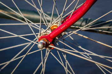 Farbenfrohes Vorderrad eines alten Fahrrads, Close Up Narbe und Speichen
