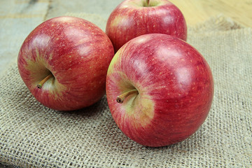 plusieurs pommes rouges sur une table